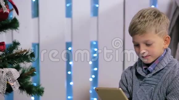 小男孩通过白色的数字平板电脑说话视频的预览图