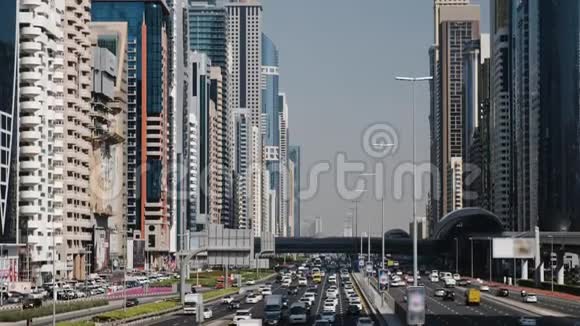 迪拜谢赫扎耶德主干道上密集的汽车交通视频的预览图