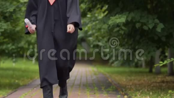 毕业后快乐快乐的男毕业生视频的预览图