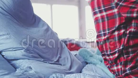 熟睡的年轻黑发女人穿着睡衣慢悠悠地躺在床上带毯子的女孩小海湾视频的预览图