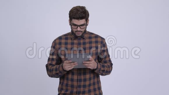年轻的印度嬉皮士使用数码平板电脑视频的预览图