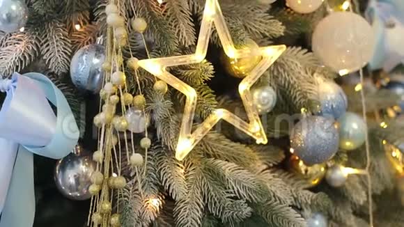 用星星装饰圣诞树背景视频的预览图