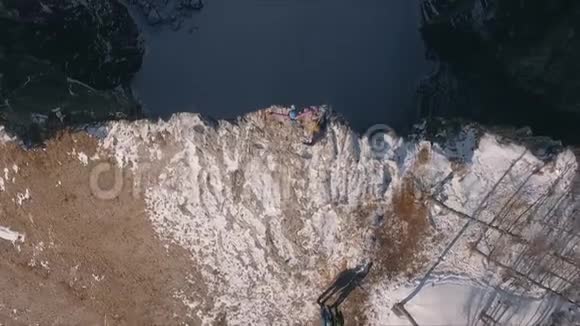 从悬崖上跳下的人的鸟瞰图跳绳视频的预览图