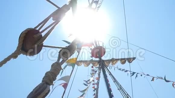 帆桅从下面可以看到太阳的光线穿过桅杆视频的预览图