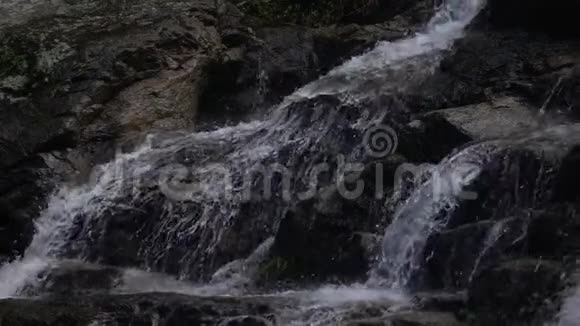瀑布落在岩石上缓慢运动视频的预览图