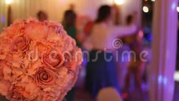婚礼装饰仪式花拱吊灯视频的预览图