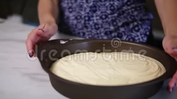 近距离观看女性手摇烤盘与白色奶油奶酪顶部蔓延在饼干基地奶酪视频的预览图