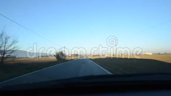 乡间道路上的汽车遮阳视频的预览图