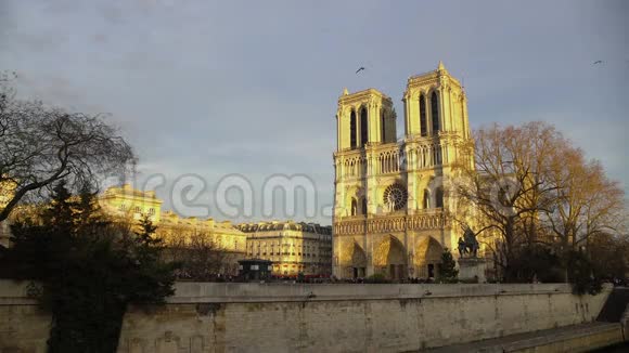 著名哥特式大教堂巴黎圣母院风景优美旅游观光视频的预览图