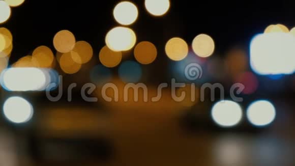 散焦夜间红绿灯抽象视频视频的预览图