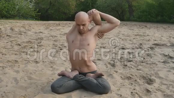 灵活的瑜伽练习在沙滩上练习瑜伽视频的预览图
