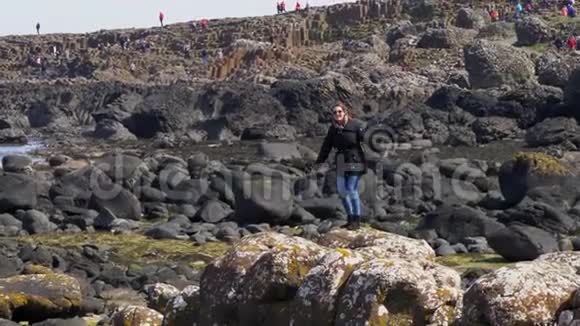 北爱尔兰巨人铜锣的典型岩层视频的预览图