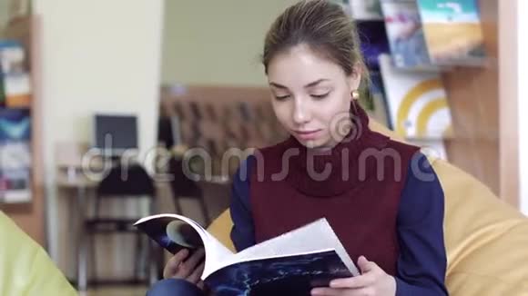 女学生专注于阅读突然中断和抬头视频的预览图