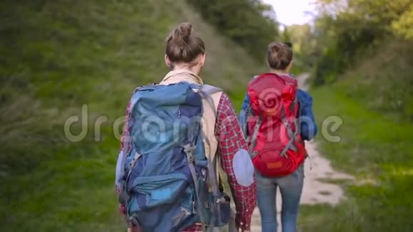 旅游夫妇旅行在大自然中行走视频的预览图