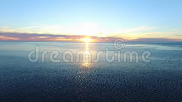 日落时太平洋的壮观景色视频的预览图