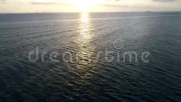 摩托艇在海里航行美丽的自然景观泰国无人机录像4k视频的预览图
