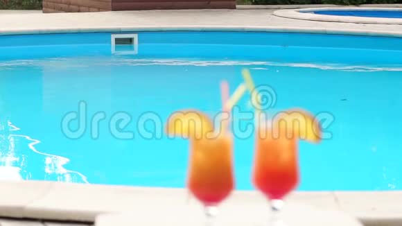 两个模糊的玻璃杯和一杯鸡尾酒视频的预览图