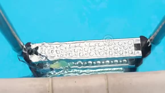 游泳池的梯子特写夏日视频的预览图