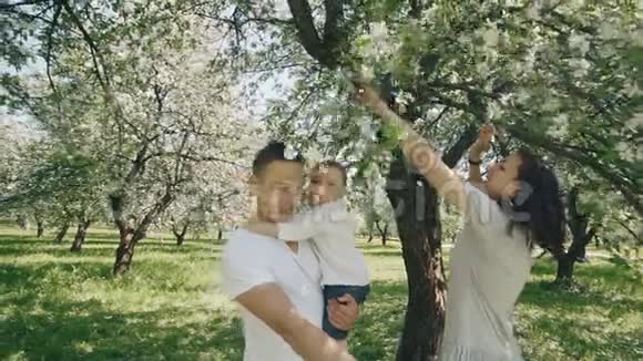 幸福的家庭观念家庭在户外玩得开心带着小儿子微笑的父母视频的预览图