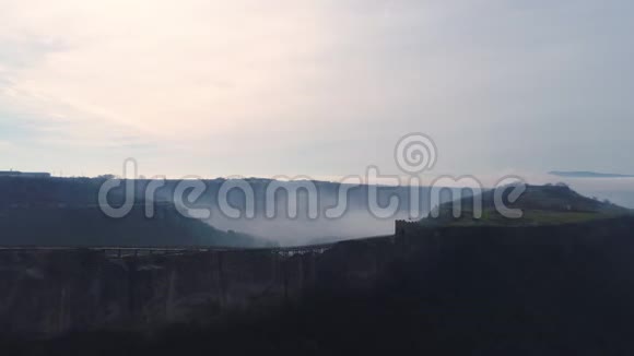 保加利亚普罗瓦迪亚附近的奥韦奇中世纪堡垒上的雾视频的预览图