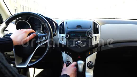 控制面板和信号按钮从司机汽车的一侧视频的预览图