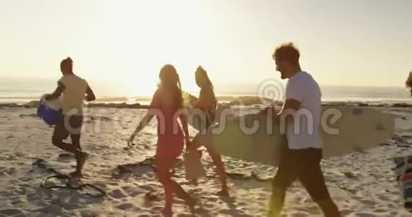 日落时分在海滩上散步的年轻成年朋友视频的预览图
