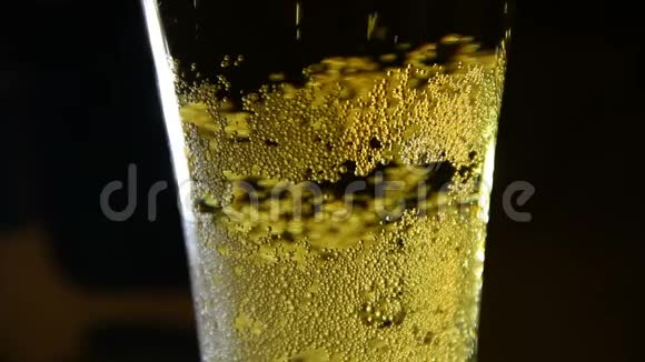 啤酒倒入有气泡的玻璃杯中视频的预览图