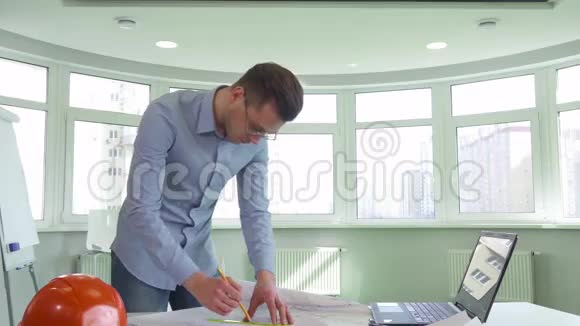 建筑师站在办公室办公桌附近视频的预览图