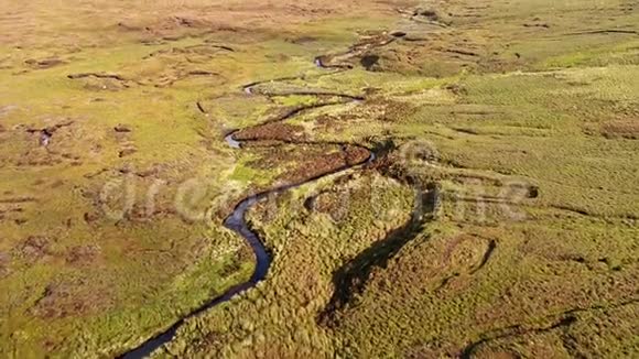 在苏格兰的斯凯岛上的斯塔夫林和乌格之间飞越Rha河视频的预览图