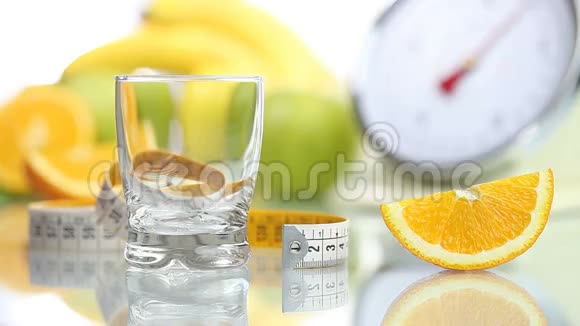 橙汁倒在玻璃杯里水果米尺减肥食品视频的预览图