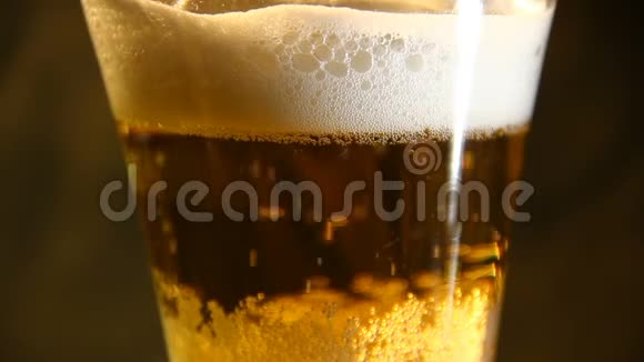 啤酒倒入有气泡的玻璃杯中视频的预览图