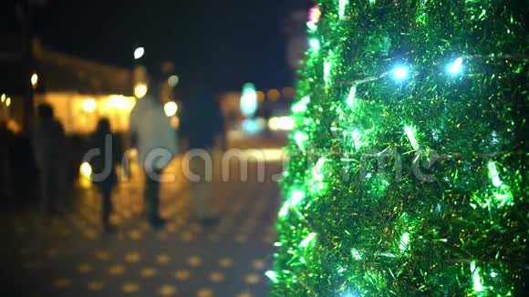 幸福的家庭和孩子们漫步在城市装饰圣诞树闪闪发光视频的预览图