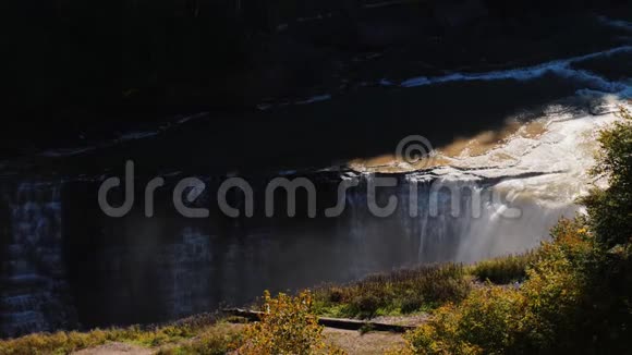 美丽的瀑布在莱奇沃思州立公园的Genesee河上4K慢动作视频视频的预览图