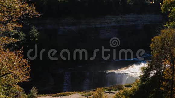 美丽的瀑布在莱奇沃思州立公园的Genesee河上4K慢动作视频视频的预览图