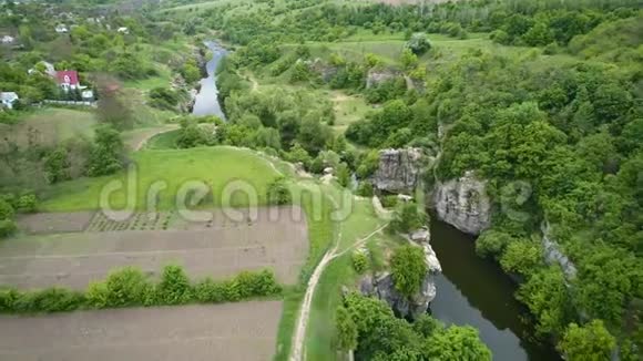 4空中镜头在村庄和河流峡谷上空飞行视频的预览图