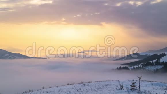 冬天山脉的雾晨视频的预览图