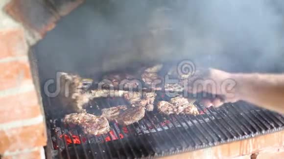 一个男人在烧烤架上煮肉的细节视频的预览图