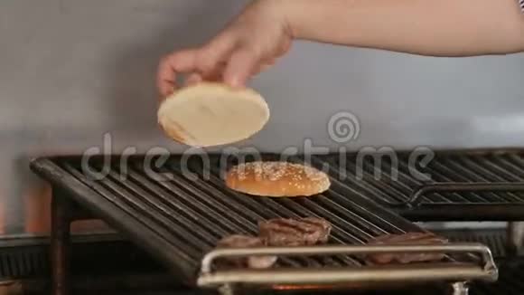 在烤架上做汉堡面包视频的预览图