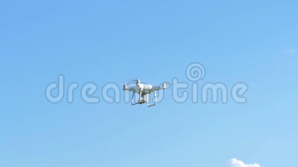 德隆尼多龙空中四方自行车在天空中飞行视频的预览图