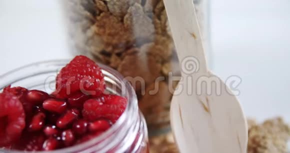 一个罐子里的树莓和石榴视频的预览图