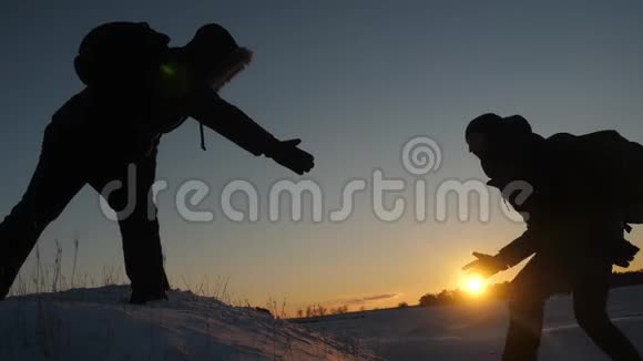 人们互相帮助互相牵着手互相伸展到山顶以征服雪山的顶峰视频的预览图