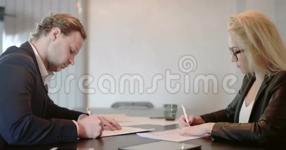 女商人在办公室与客户签署文件视频的预览图