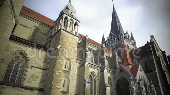 哥特式的美丽大教堂全景古老的欧洲建筑视频的预览图