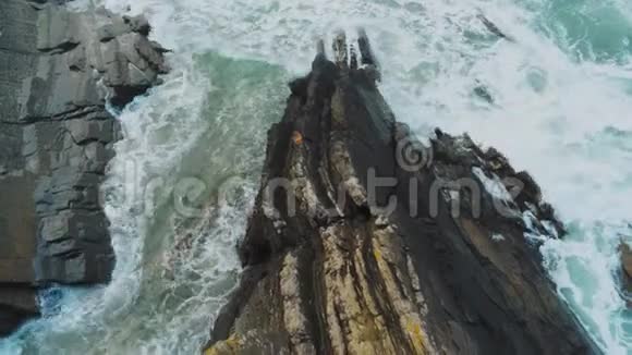 海浪拍打悬崖上的岩石视频的预览图