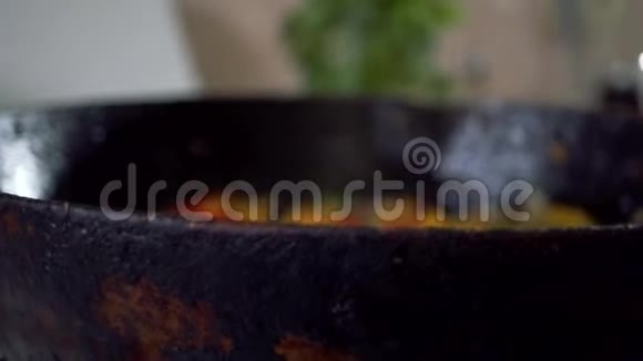 慢洗煎饼食物玉米饼素食煎蛋卷鸡蛋早餐蔬菜视频的预览图