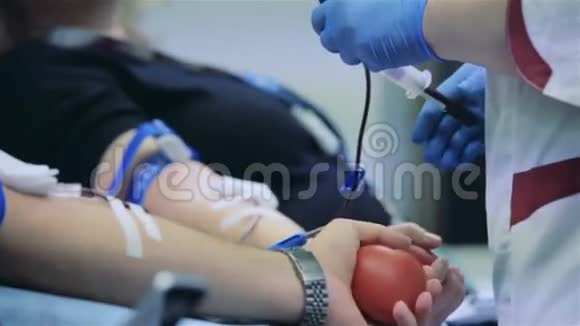 男性献血者自愿献血视频的预览图