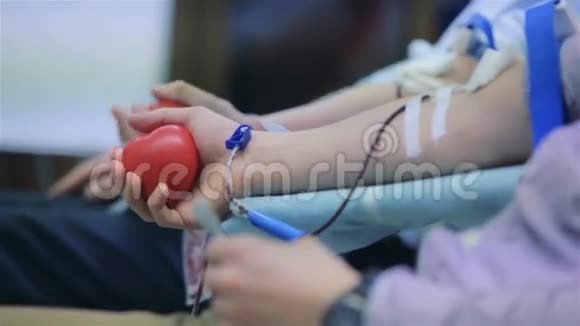 男性献血者自愿献血视频的预览图