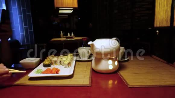 午餐在日本餐馆视频的预览图