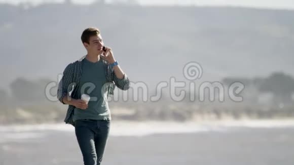 年轻的斯曼沿着太平洋海岸散步视频的预览图