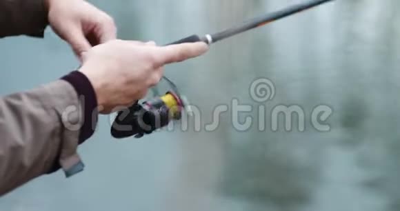 渔夫手里拿着鱼竿视频的预览图